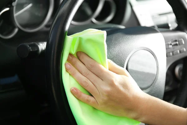 Man wiping interior of car — Stock Photo, Image
