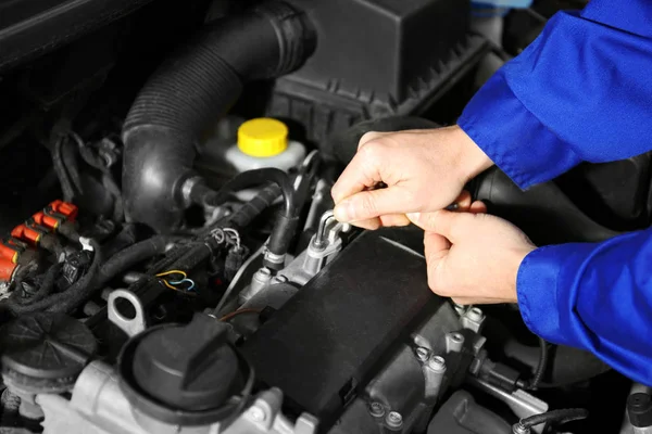 Механический ремонт автомобилей — стоковое фото