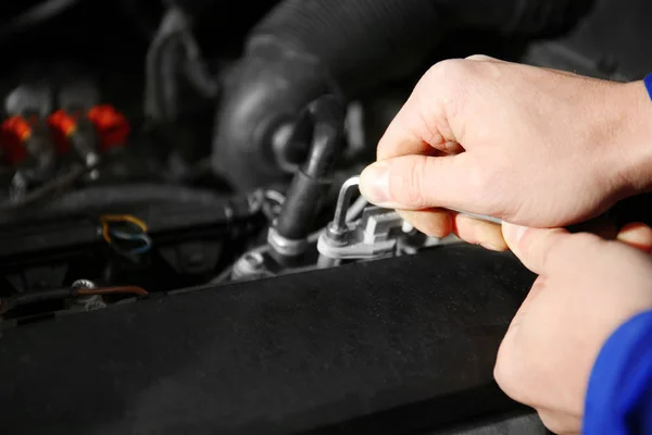 Mekaniker reparera bil — Stockfoto