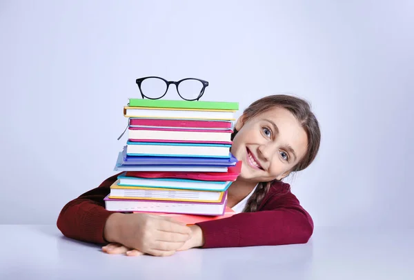 Adolescente com pilha de livros — Fotografia de Stock