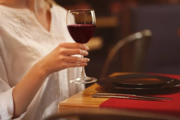 Nő kezében pohár vörösbor — Stock Fotó