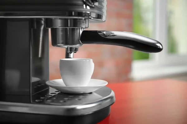 Nieuwe elektrisch koffiezetapparaat — Stockfoto