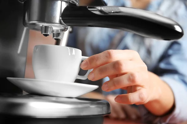 Vrouw maken van verse espresso — Stockfoto