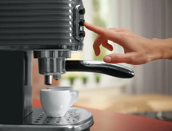 コーヒー メーカーのボタンを押すと手 — ストック写真