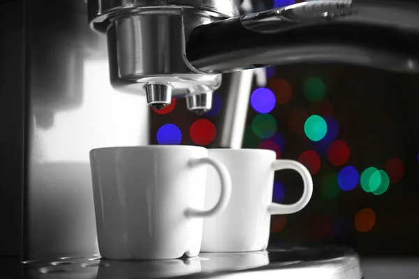 Neue Kaffeemaschine und zwei Tassen — Stockfoto