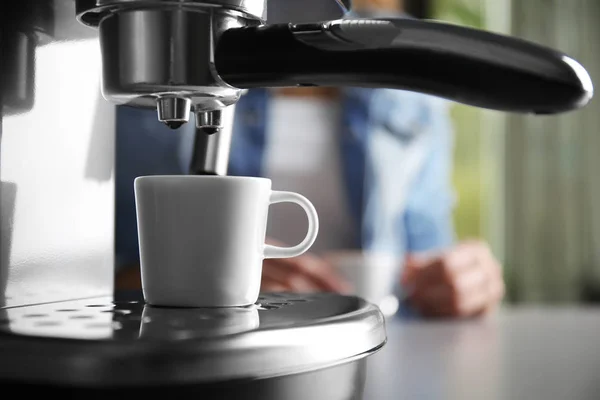 Nieuwe koffiezetapparaat en beker — Stockfoto