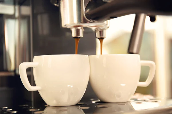 Koffiemachine, verse drankjes maken — Stockfoto