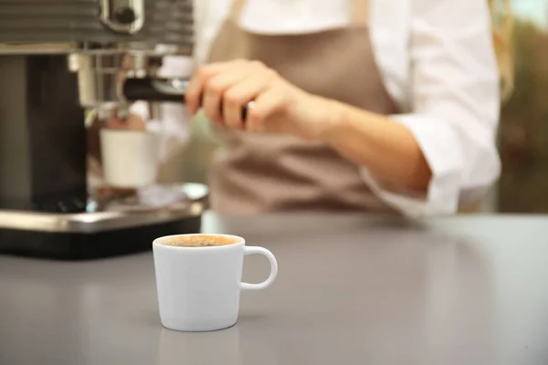 Secangkir espresso segar dengan barista perempuan di latar belakang — Stok Foto