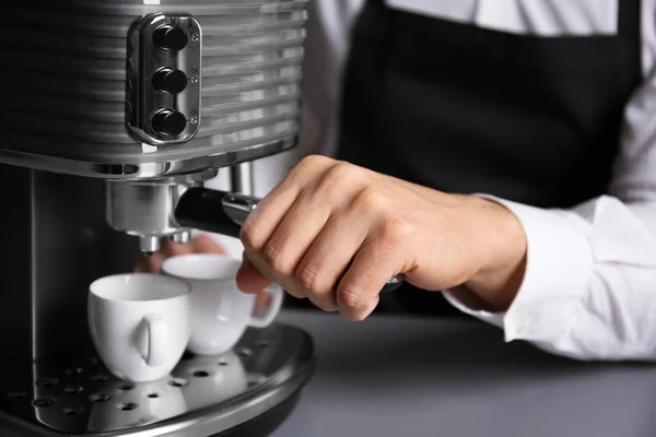 Mannelijke barista verse espresso maken — Stockfoto