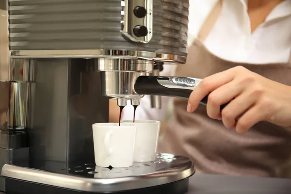 Vrouw maken van verse espresso — Stockfoto