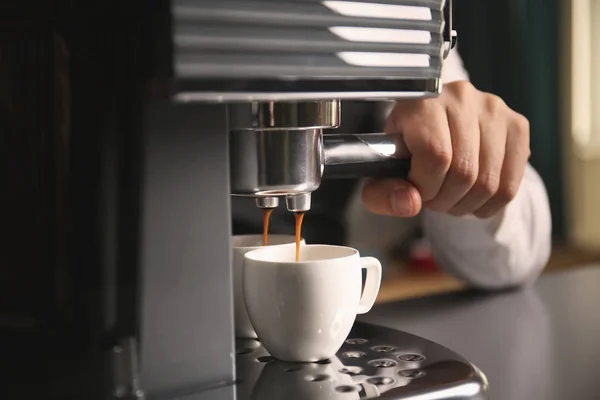 Varón barista haciendo fresco espresso — Foto de Stock