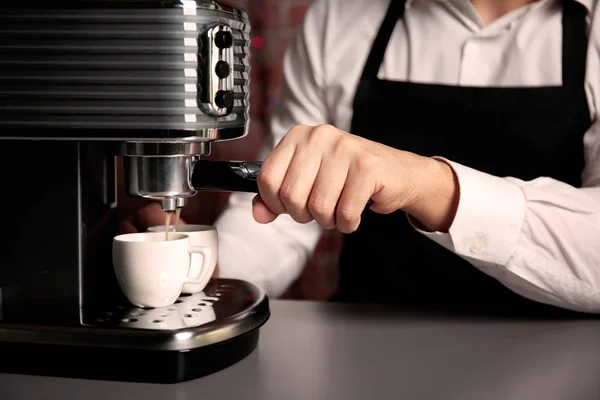 Mannelijke barista verse espresso maken — Stockfoto