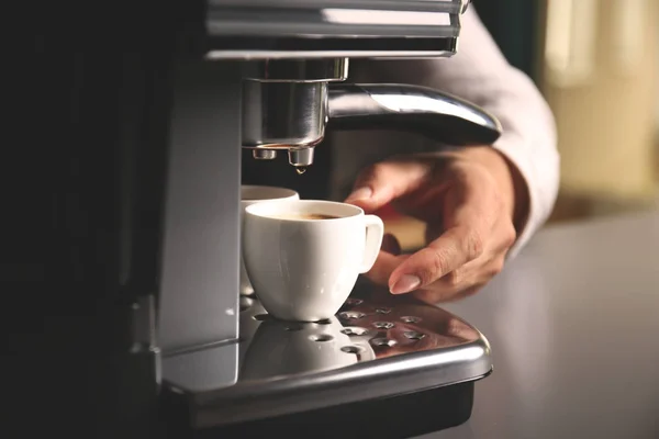 Varón barista haciendo fresco espresso — Foto de Stock