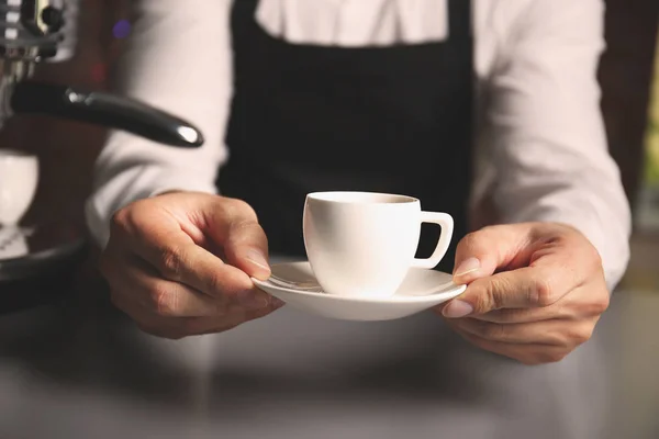 Mužské barista hospodářství pohár — Stock fotografie