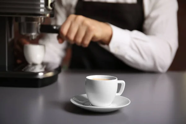 Segelas espresso segar dengan latar belakang barista pria — Stok Foto