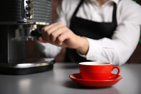 Taza de café espresso fresco con barista masculino sobre fondo — Foto de Stock