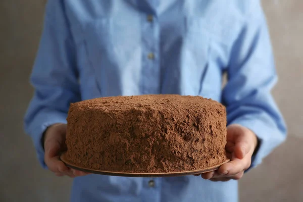 Mujer sosteniendo pastel de chocolate, primer plano —  Fotos de Stock