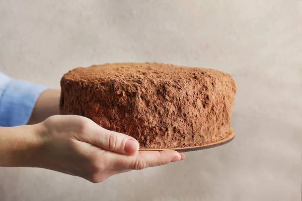 Mulher segurando bolo de chocolate, close-up — Fotografia de Stock