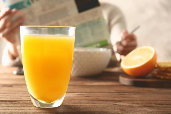 Glass of juice and tasty breakfast — Stock Photo, Image