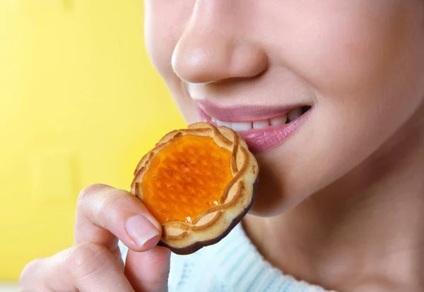 Close Van Mooie Jonge Vrouw Eten Smakelijk Cookie Gele Achtergrond — Stockfoto