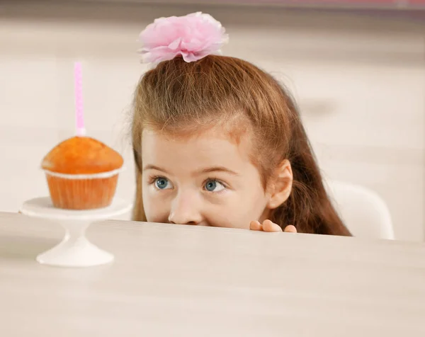 Cute Dziewczynka Tort Urodzinowy — Zdjęcie stockowe