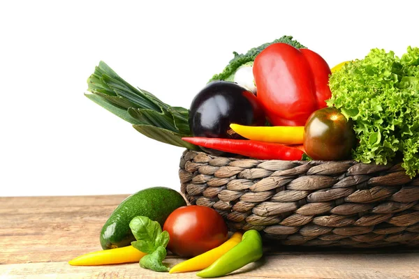 Fresh vegetables in wicker basket — Stock Photo, Image