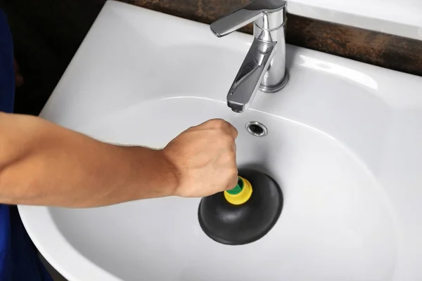 Plumber cleaning sink — Stock Photo, Image