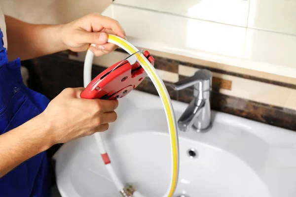 Plumber fixing water flex hose — Stock Photo, Image