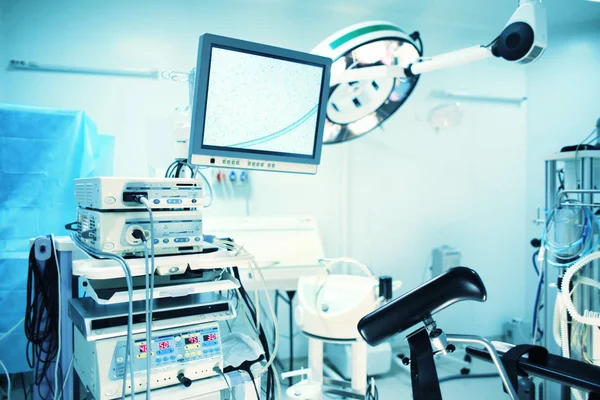 Attrezzature moderne in sala operatoria — Foto Stock