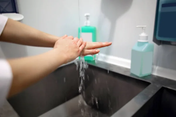 Surgeon washing hands — Stock Photo, Image