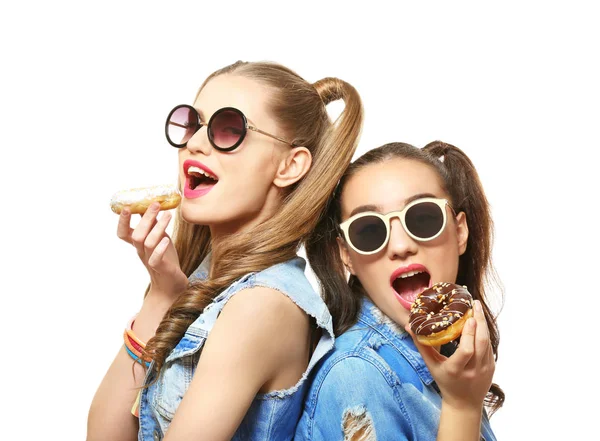 Жінки зі смачними пончиками — стокове фото