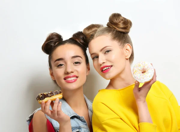 Women with tasty donuts — Stockfoto