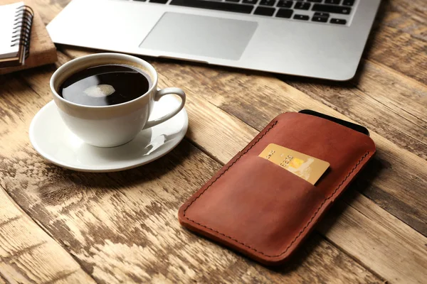 Pracoviště s kávou a smartphone — Stock fotografie