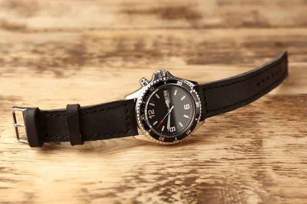 Стильний годинник зі шкіряним браслетом — стокове фото