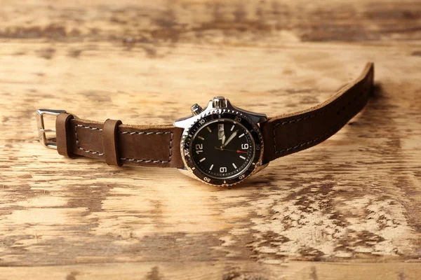 Relógio elegante com pulseira de couro — Fotografia de Stock