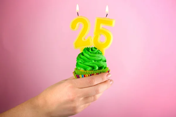 Cupcake de aniversário com velas — Fotografia de Stock