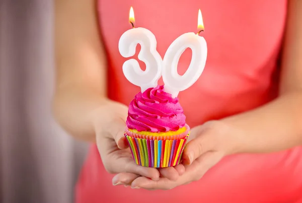 Cupcake di compleanno con candele — Foto Stock