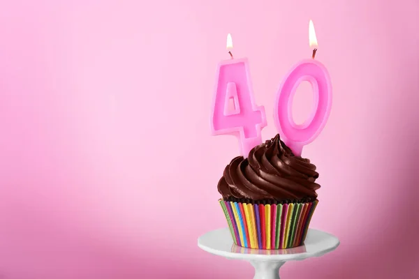 Cupcake di compleanno con candele — Foto Stock