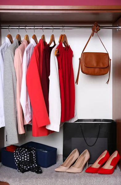 Eleganckie kobiece ubrania w szafie — Zdjęcie stockowe