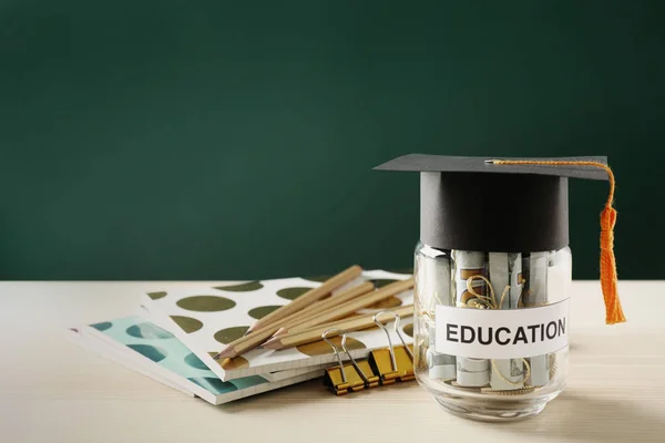 Botol kaca dengan uang untuk pendidikan — Stok Foto