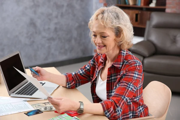 Schöne Seniorin — Stockfoto