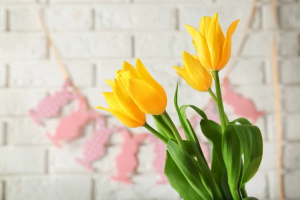 Krásné tulipány s rozmazané velikonoční věnec — Stock fotografie