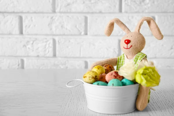 Пасхальный кролик с яйцами — стоковое фото