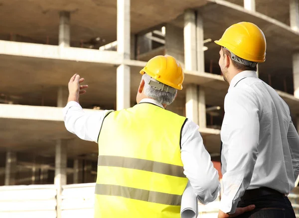 Ingenjör Och Arbetstagare Diskutera Byggandet Halvfärdig Byggnad — Stockfoto