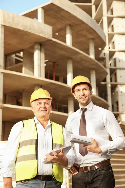 Knappe Ingenieur Werknemer Met Tablet Computer Staande Tegen Onvoltooide Gebouw — Stockfoto