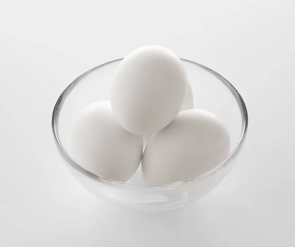 Rauwe eieren in schaal — Stockfoto