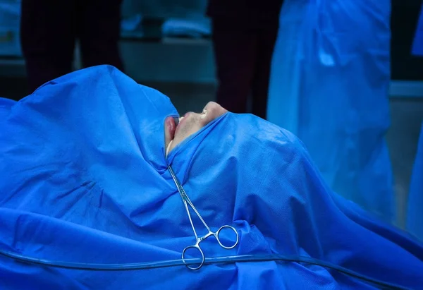 Pacjenta Podczas Operacji Nowoczesnej Kliniki — Zdjęcie stockowe