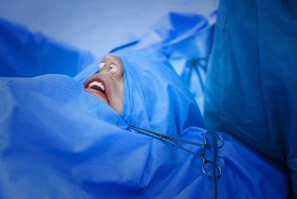 Paciente Durante Operação Clínica Moderna — Fotografia de Stock