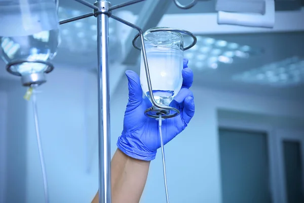 Goteo de la mano y la infusión del médico — Foto de Stock