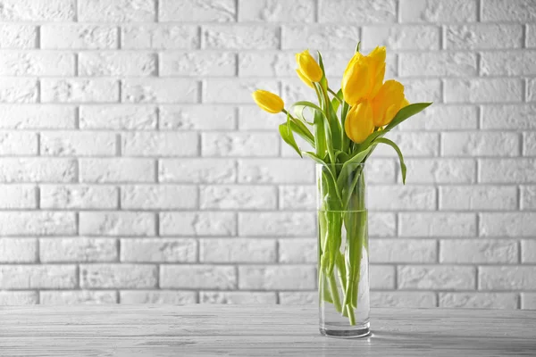 Vaso di vetro con bouquet — Foto Stock